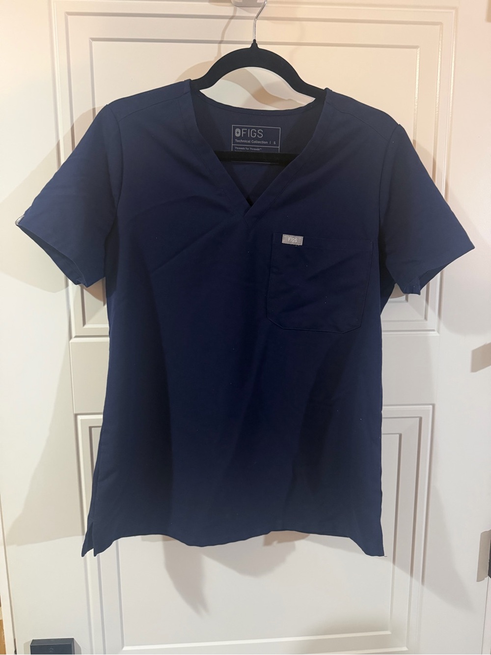 Figs womens Navy Short Sleeve V-Neck Scrub Top technical collection size S